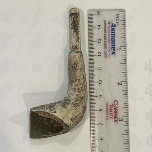 fragmented clay smoking pipe, likely dating from the 17th to the 19th century.