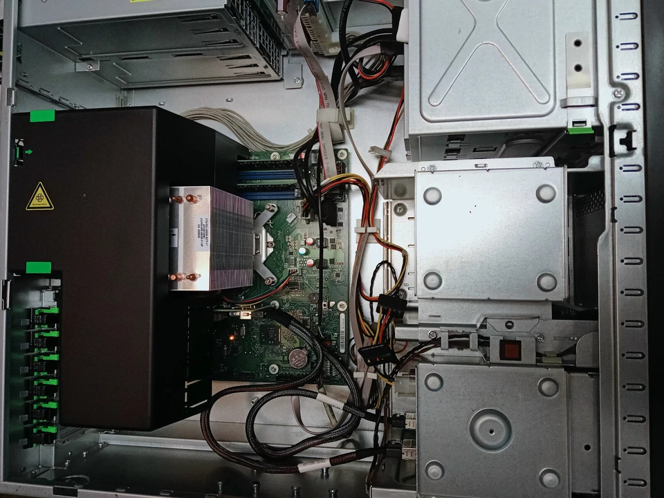 Fujitsu Primergy TX1330 M1 Xeon E3-1231 V3 3,4Ghz 32GB RAM D2607 2 x 450 W # S - Bild 4 von 4