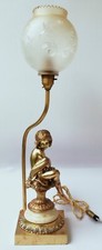 Lampe figurative,  à poser,  en régule doré, marbre, bronze, verre.