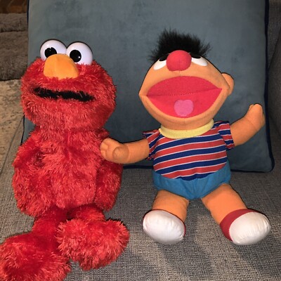 Lot of Tickle Me Ernie 1996 Tyco Doll And Hug Me Elmo Spanish