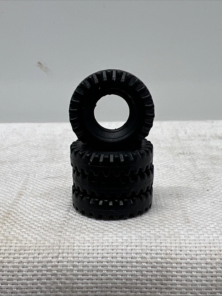 Шины для грузовика со средним протектором Dinky Toy No10 17 мм черные (4 шт.) - Изображение 3 из 4