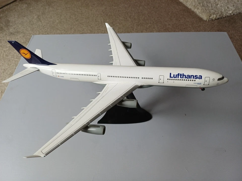 Avión de pasajeros en miniatura Herpa 1:200 Airbus A340-300 Lufthansa Reg D-AIGH 550253 en caja Foto 2 de 4