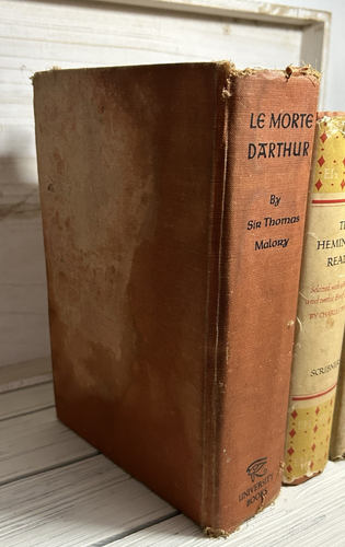 5 Vintage Old Worn book lot Red Gold Maroon Decor Shelf Prop Staging Hemmingway - Foto 3 di 20
