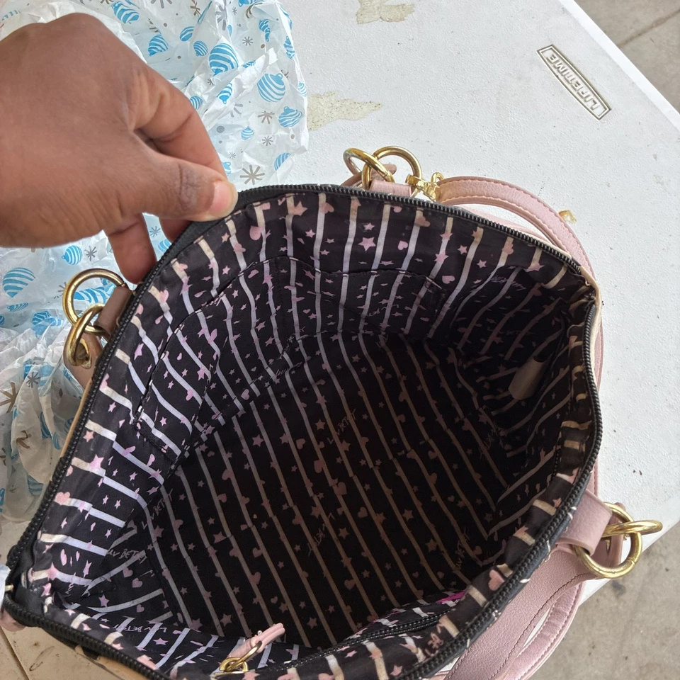 Cartera acolchada Betsey Johnson rosa negra con correas desmontables Foto 3 de 3