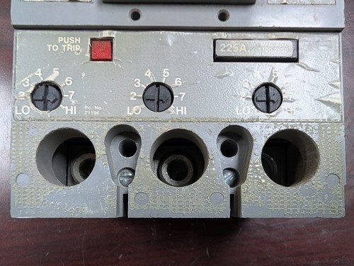 🤪ITE / SIEMENS SENTRON SER 225A CIRCUIT BREAKER 3P 600V FXD63B225 W/ 225A TRIP - Picture 8 of 10