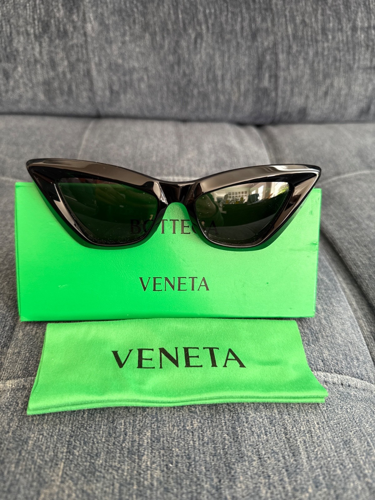 New ( no tag ) Authentic Bottega Veneta womens cat eye sunglasses