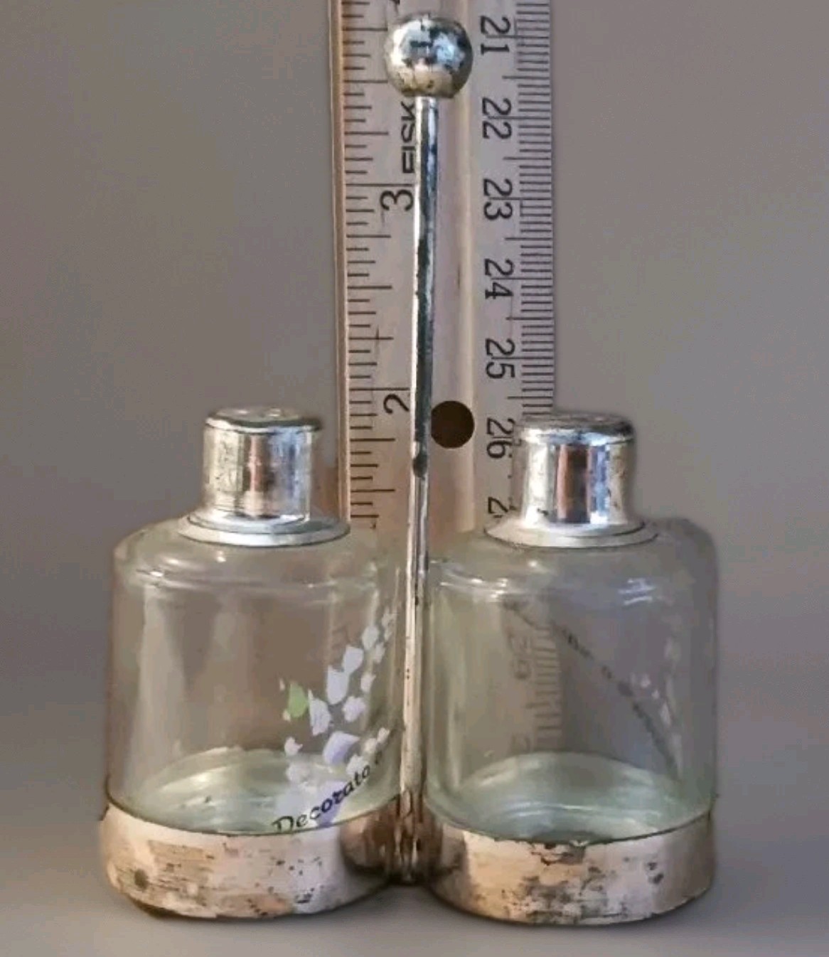 Vintage Decorato a mano Glass Salt and Pepper Shakers in Metal Caddy MCM Italy