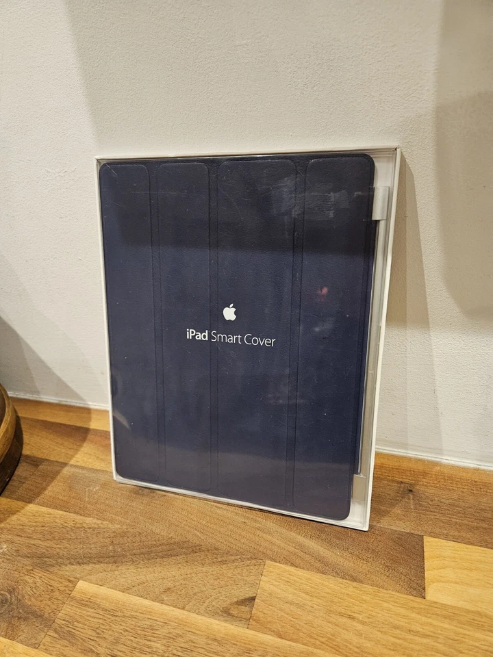 Genuine Apple Smart Cover MD303ZM/A Leather Navy for iPad 2/3 and 4 - NiB - Image 2 of 4