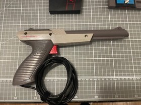 Cartucho de 5 tornillos Duck Hunt solo sistema de entretenimiento Nintendo NES 1985 y Zapper