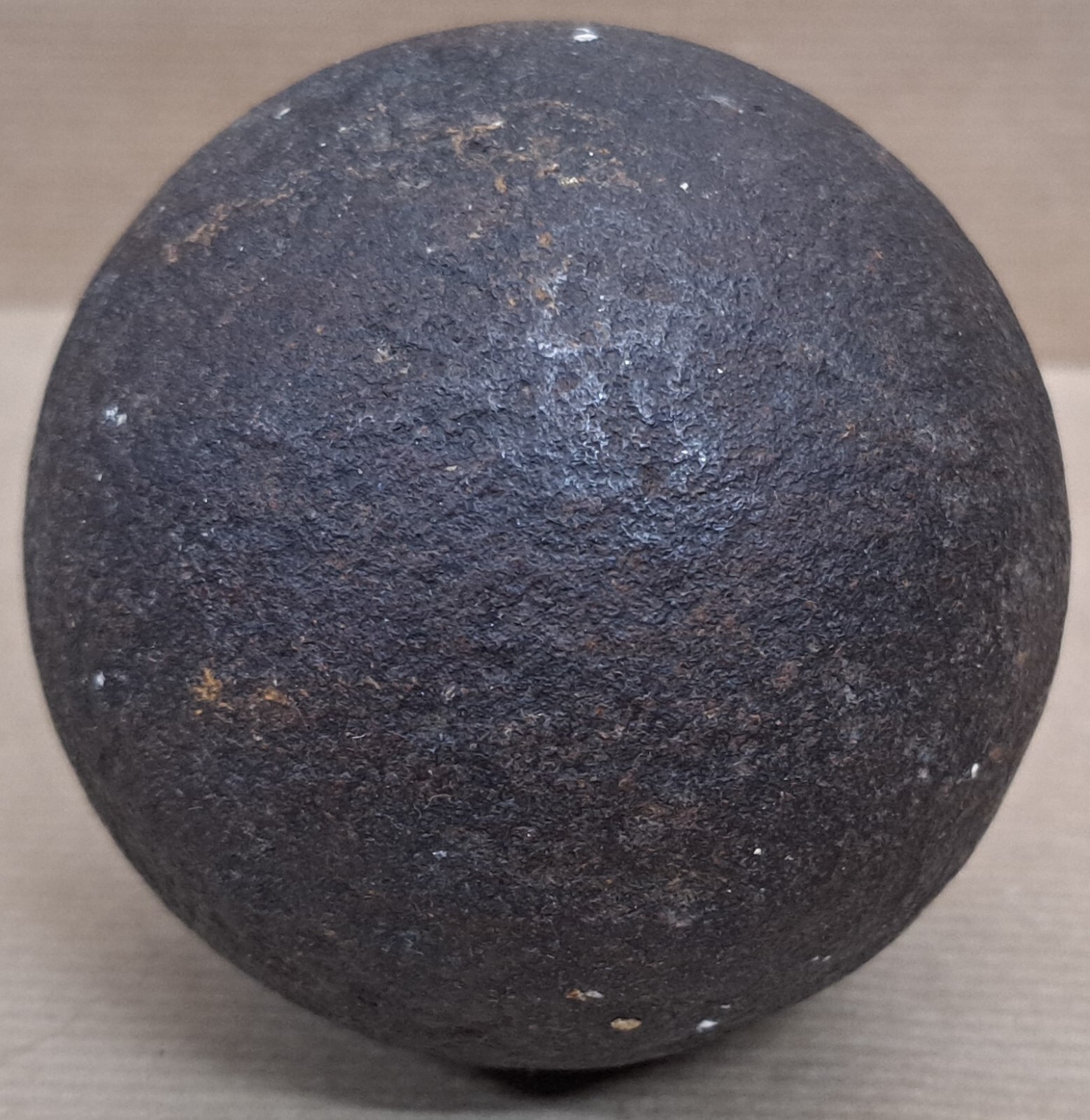 Bala o bola de cañón, hierro, pesa 2 kilos