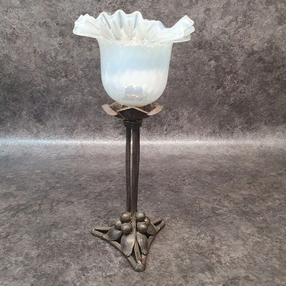 ancienne lampe en fer forgé et tulipe opalescente ref AP189 - Photo 2/4