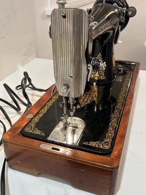 Vintage Singer Sewing Machine Model 66 from 1951 - RUNS GREAT See Video Please