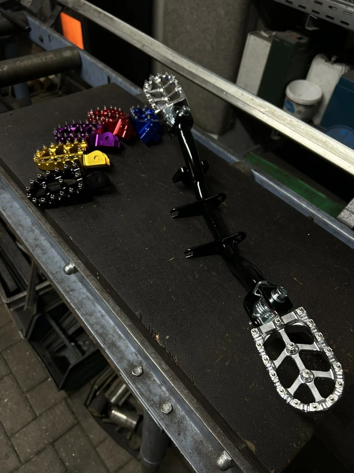 Simson CNC Fußrastenträger mit Seitenständeraufnahme, in allen Farben - Bild 2 von 3