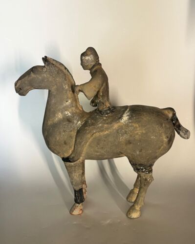 La dynastie Han occidentale (206 av. J.-C. - 24 av. J.-C.) cavalier cheval en terre cuite gris argileux - Photo 1 sur 9