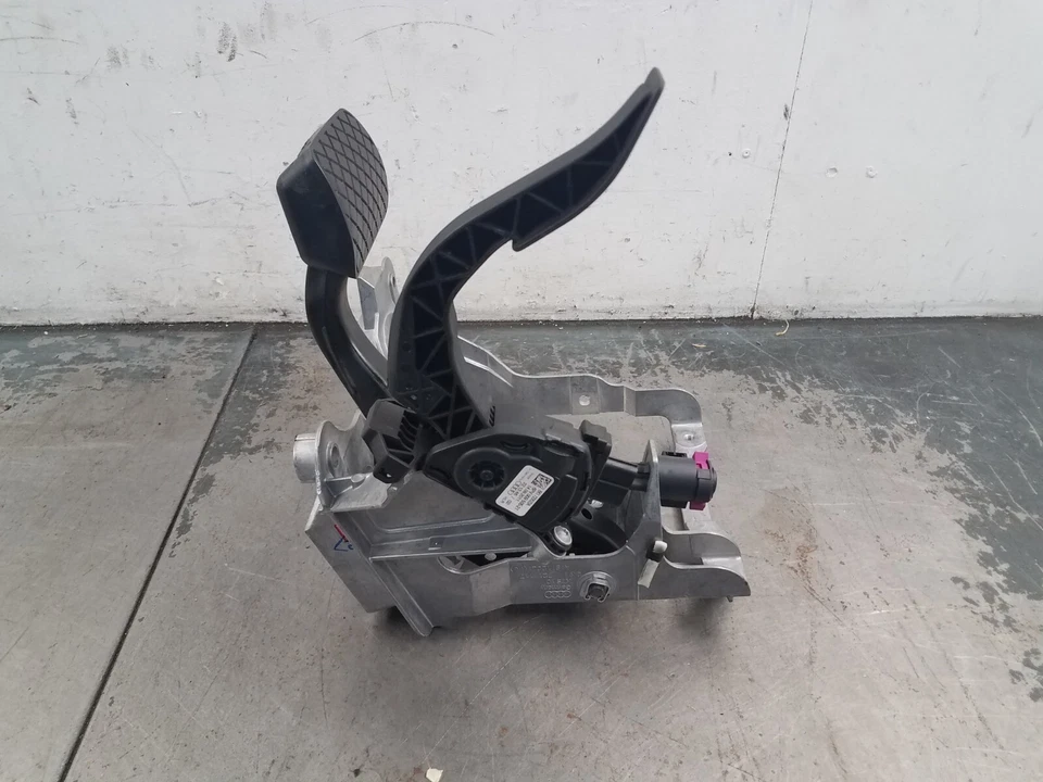 2012 Audi S4 Quattro B8 Throttle / Brake Pedal Assembly #64436 VV11 - Image 4 of 4
