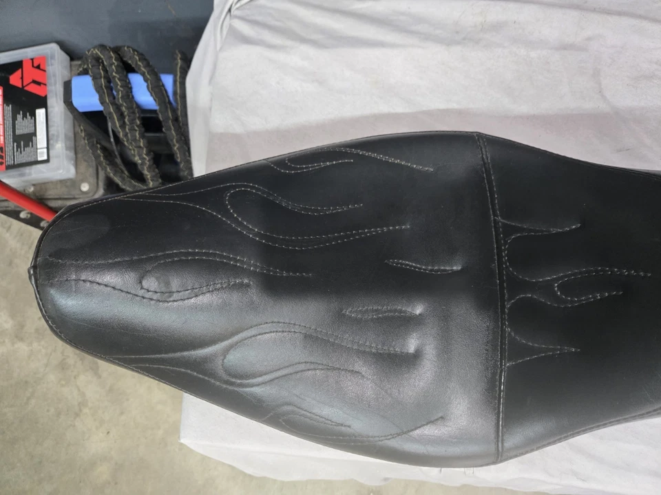 Asiento deportivo Corbin Harley Davidson Gunfighter/negro con costuras de llama Foto 2 de 4