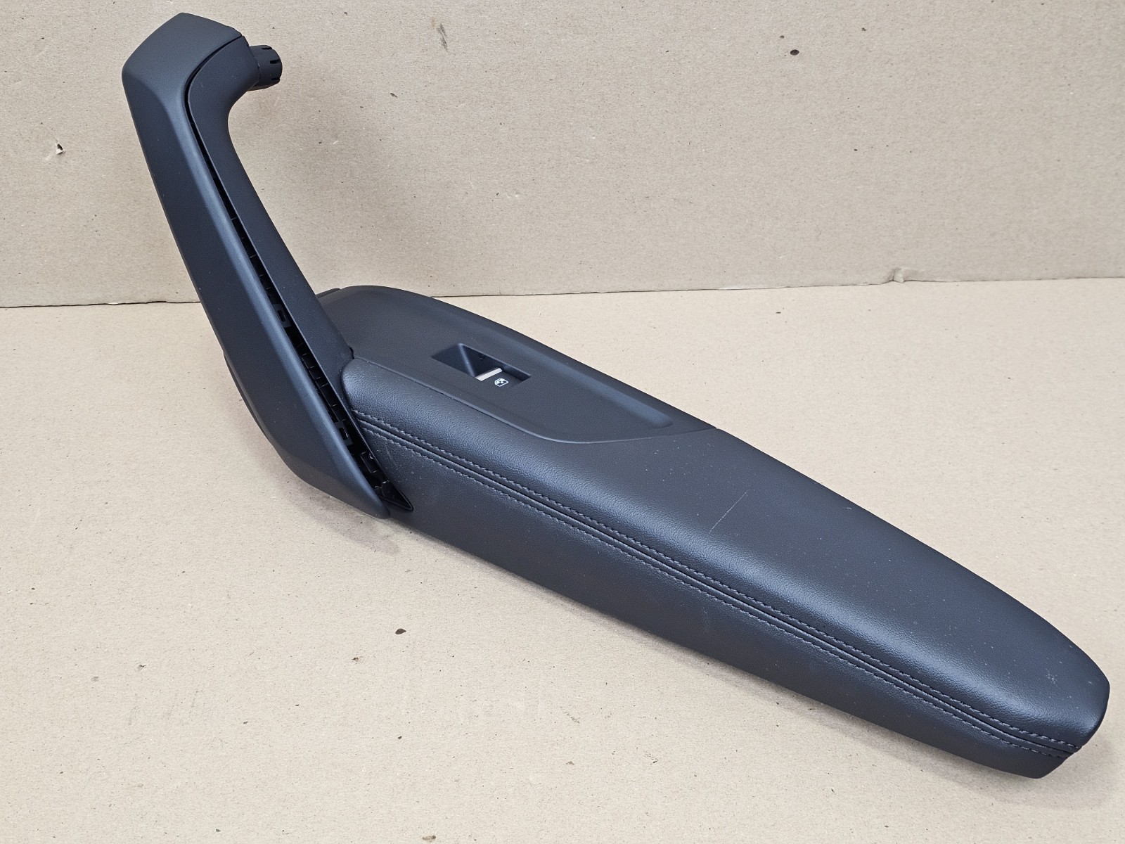 2018-2025 AUDI Q5 FRONT RIGHT INTERIOR DOOR PANEL ARMREST & GRAB HANDLE OEM