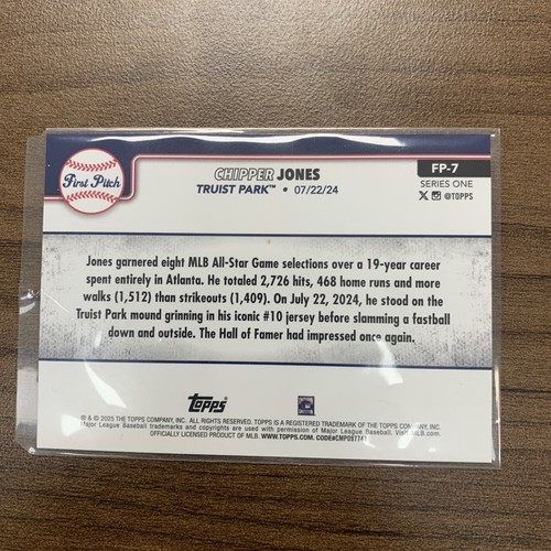 2025 Topps Series 1 Chipper Jones #FP-7 First Pitch - Bild 2 von 2