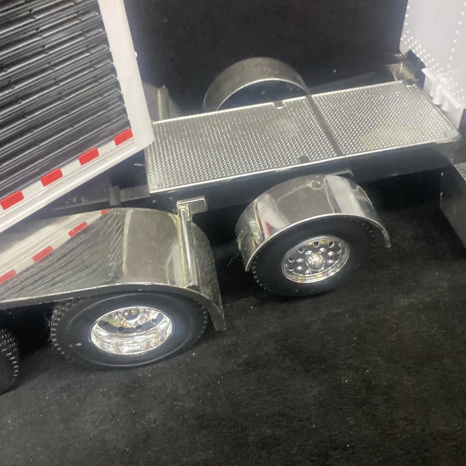 Camión semirremolque ERTL Big Farm de 18 ruedas con remolque Peterbilt luces bocina funciona Foto 4 de 4