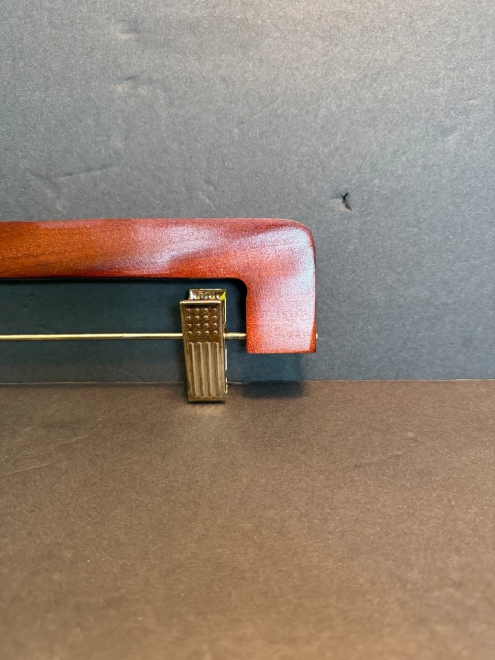 Cabide de roupas de madeira com clipes ORVIS Sporting Traditions - Imagem 4 de 4