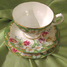 Juego de taza de té, platillo y platillo de postre vintage con patas Queen Ann - Narciso floral