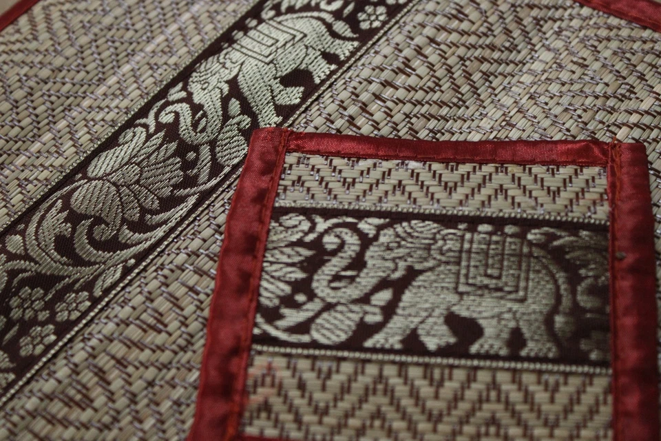 Juego de mantel individual y montaña rusa tejido estilo tailandés con motivo de elefante Foto 2 de 3