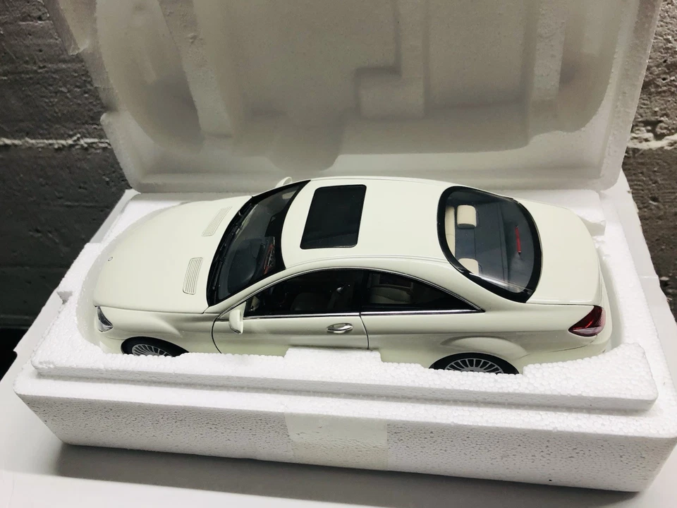 Mercedes Benz CL Klasse C216 White Dealer Edition Autoart 1/18 - Immagine 2 di 4