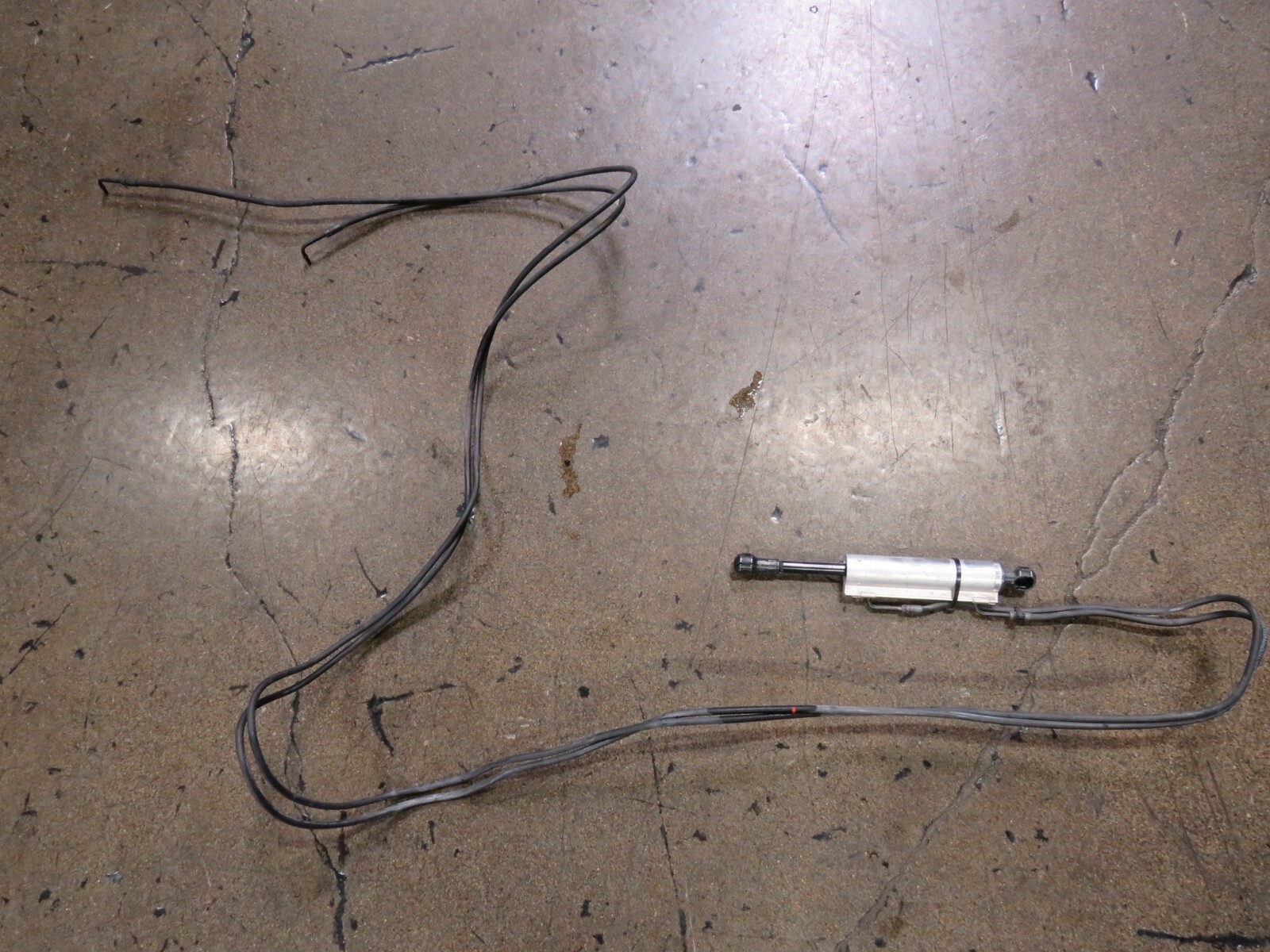 Maserati Granturismo Convertible, LH, Middle Hydraulic Cylinder, P/N 83084500