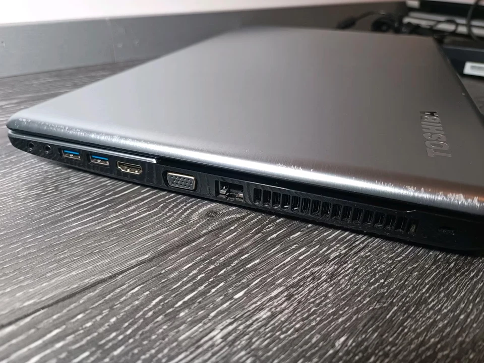 Toshiba Satellite S70 Notebook Laptop PC 2.5 GHz i3 Windows - Bild 4 von 4