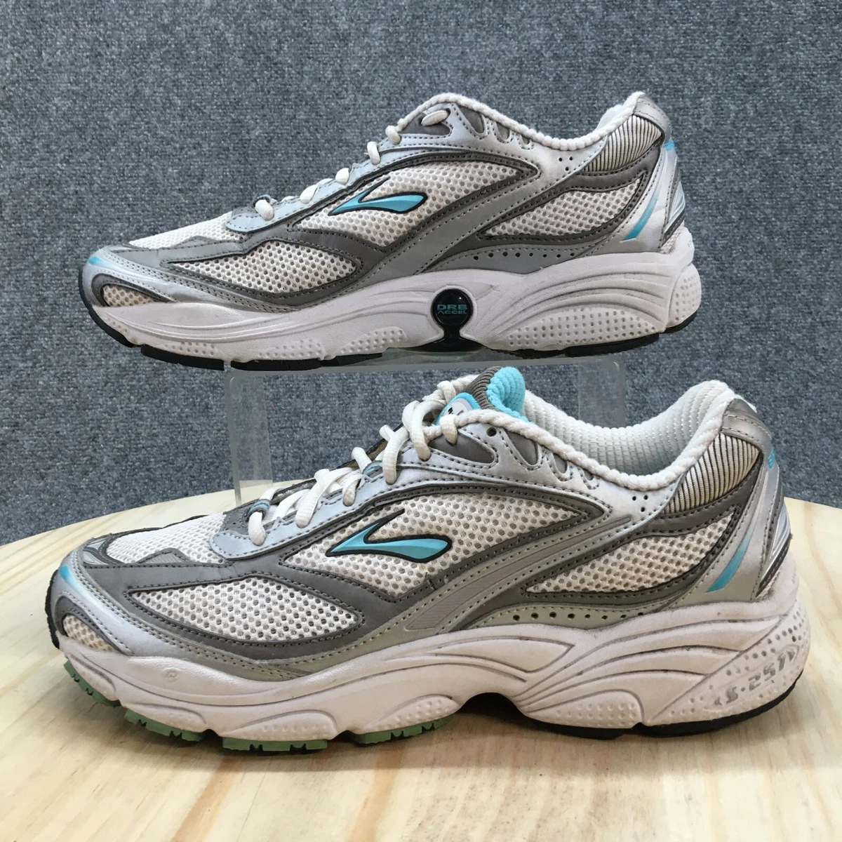 Brooks white top tennis shoes