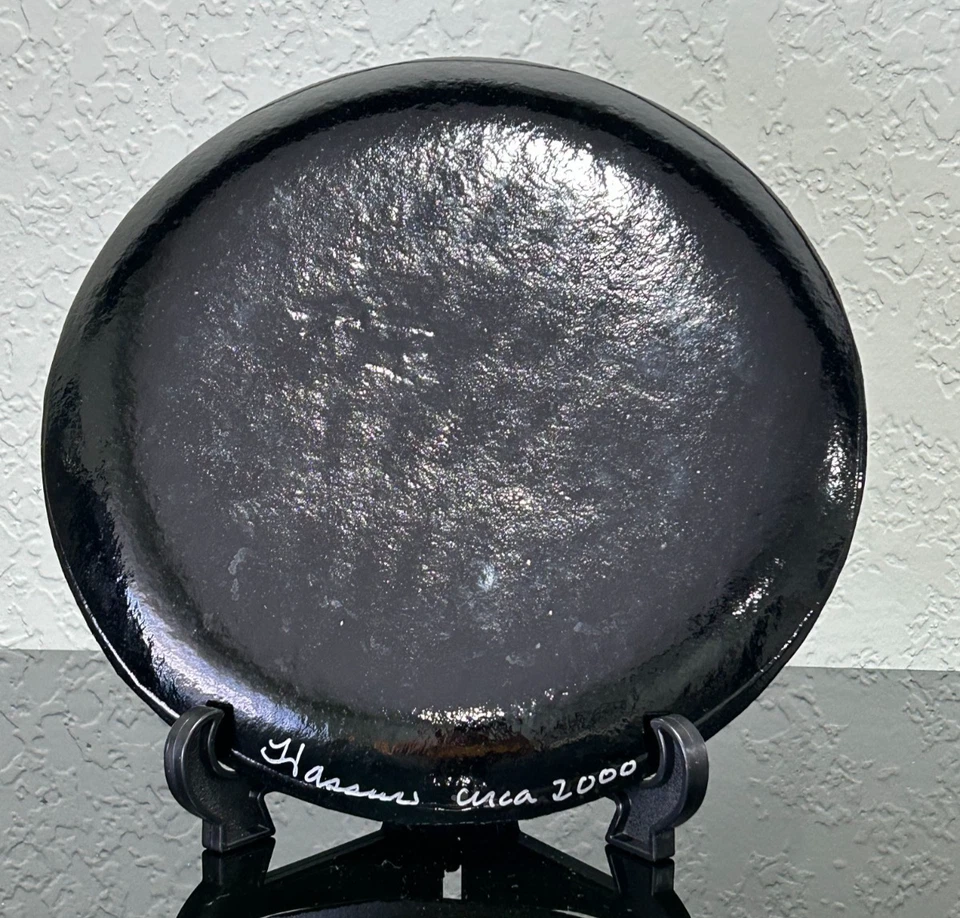 Plato decorativo vintage de cerámica esmaltado negro con diseño abstracto rojo elevado. Foto 3 de 4