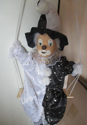 Clown / Harlekin Puppe auf Schaukel , Vintage, Dekorfigur, ca. 60 cm - Bild 1 von 4