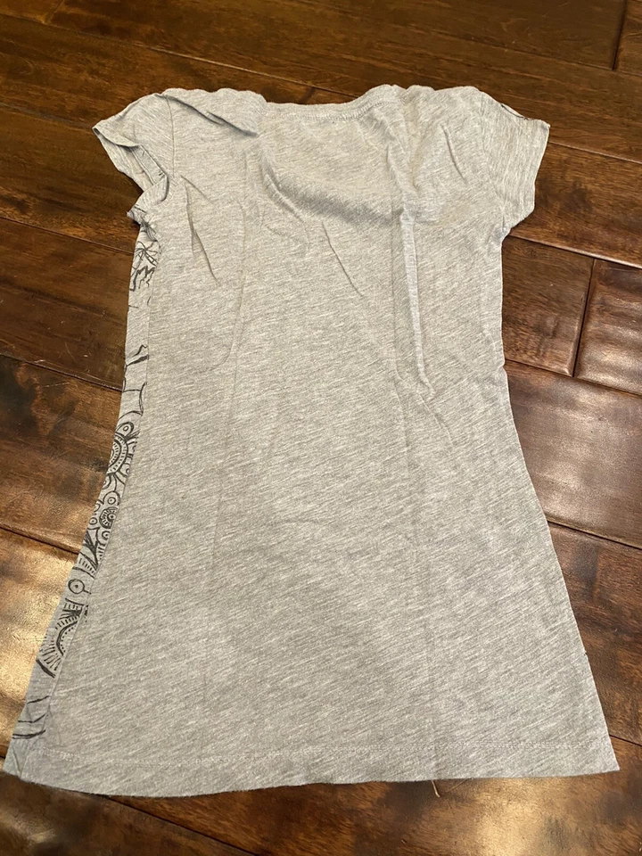 Top gris manga corta para mujer Sesame Street Artist Series cuello en V talla XS Elmo Foto 4 de 4