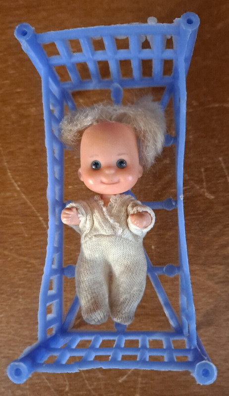 Vintage Sunshine Family Baby Doll Sweets Mattel 1970's Dressed 3" with "crib"