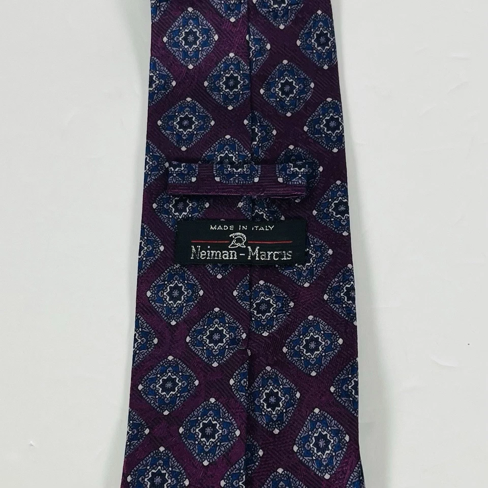 "Corbata Nieman-Marcus 100 % seda púrpura/azul geométrica 3 3/8""" Foto 4 de 4