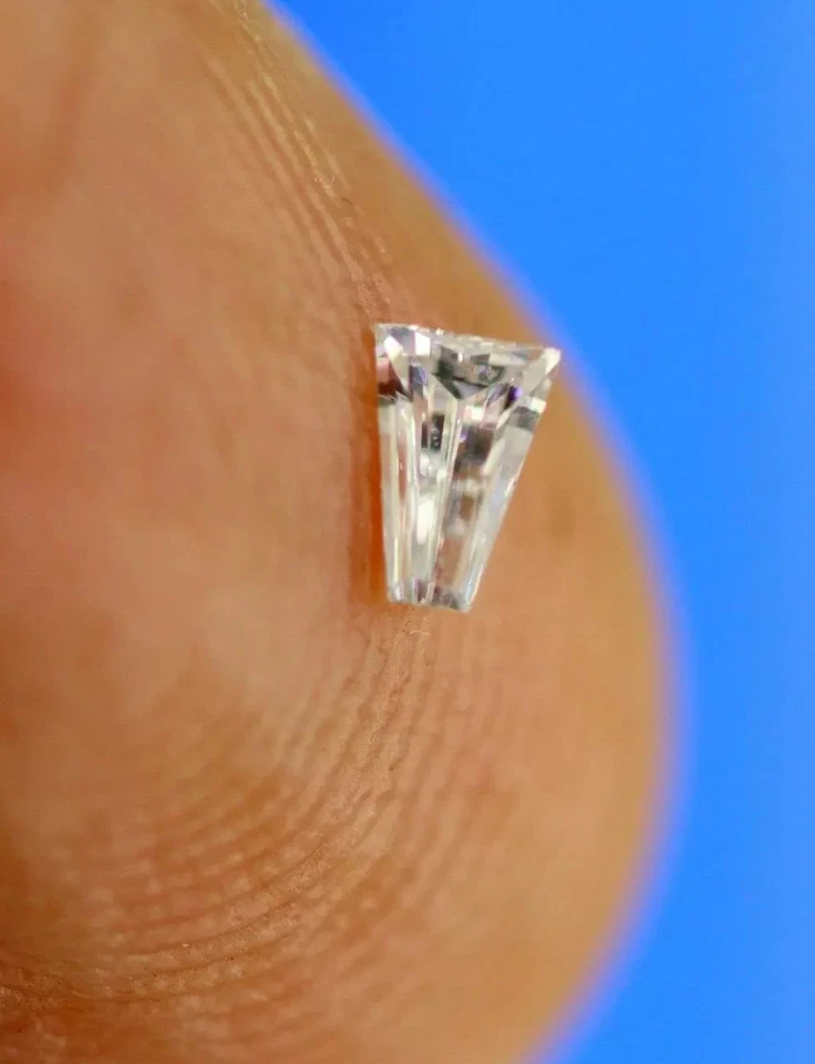 F/VVS2 Grade Natural Diamond 0.056 Ct Tapered Baguette Cut 3 x 2 MM Loose Stone - Image 2 of 4