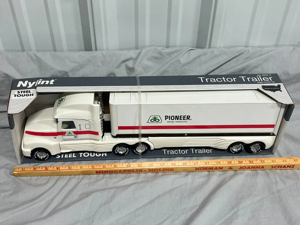 PIONEER Hybrid Seed Corn NYLINT Semi Truck and Trailer NIB Steel 18 Wheeler - Image 2 of 4