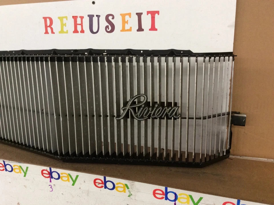 VINTAGE 1975  BUICK RIVIERA  FRONT GRILLE GRILL  w/ Emblem Metal oem 75 - Image 4 of 4