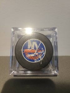 NEW YORK ISLANDER DEREK KING + OTHERS  AUTOGRAPHED PUCK w/ Ultra Pro Case