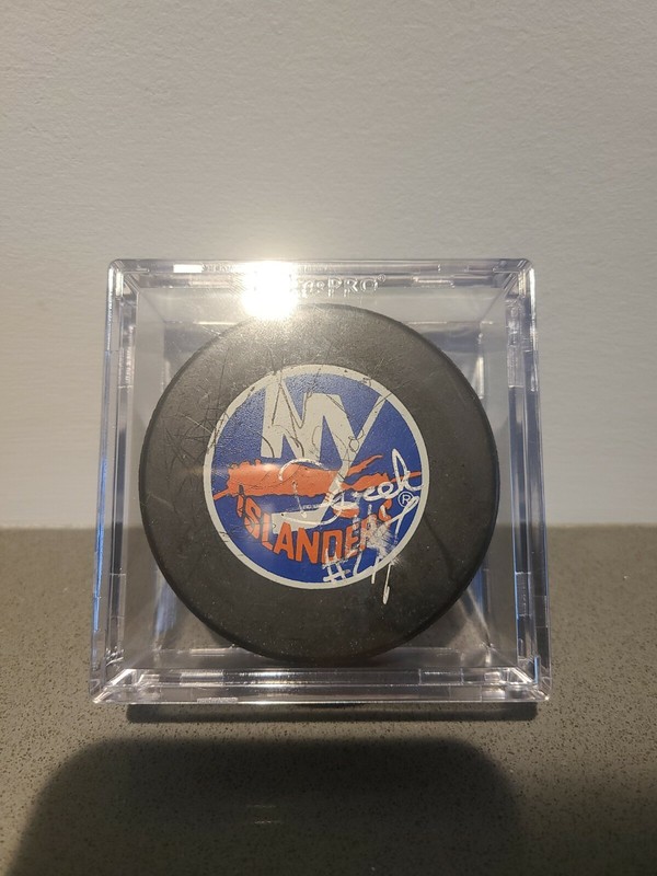 NEW YORK ISLANDER DEREK KING + OTHERS  AUTOGRAPHED PUCK w/ Ultra Pro Case