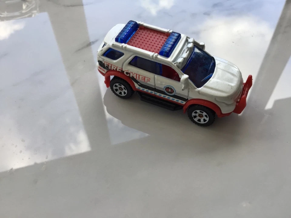 Matchbox Ford Explorer MB860 White Fire Chief Made in Thailand  - Image 2 of 2