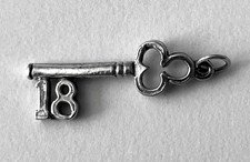 Chaem vintage de plata de ley, llave con número 18