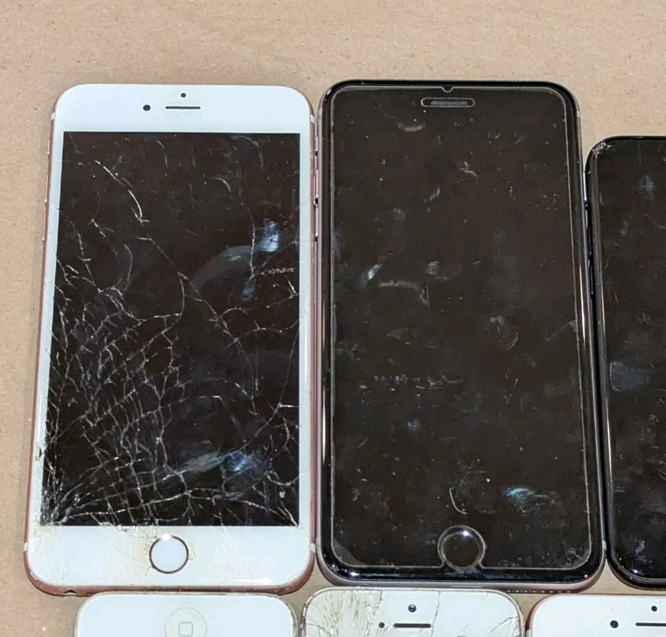 IPhone Lot OF 8 UNTESTED SOLD AS IS Iphones 4S,5S,6,6S  All Dfferent Models - Image 2 of 4