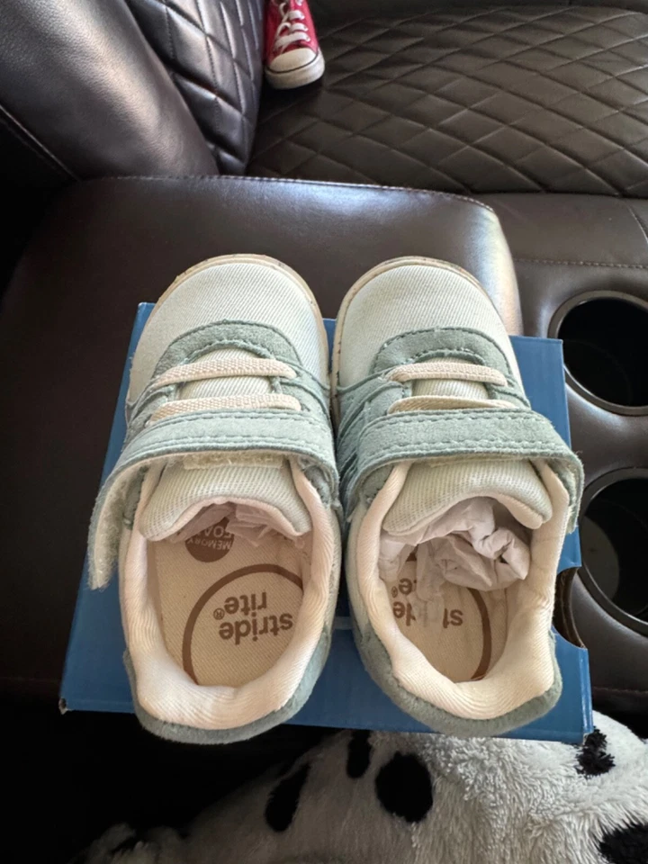 stride rite talla 4W, tanto para niños como para niñas, nuevo nunca usado. Foto 4 de 4