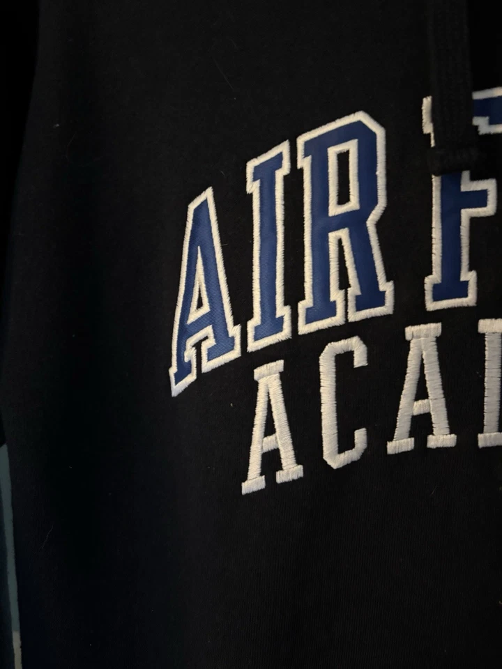 Sudadera con capucha bordada de la Academia de la Fuerza Aérea de los Estados Unidos talla grande. Foto 3 de 4