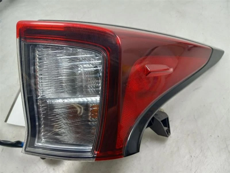 LUZ TRASERA MONTADA EN CUARTO LADO PASAJERO TOYOTA PRIUS 19-22 Foto 4 de 4