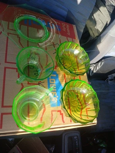 2 Depression Era Vaseline (Uranium) Teacups&2 Bowls With Plate