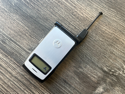Motorola i830 Flip Phone – Locked to Xpress iDEN Network