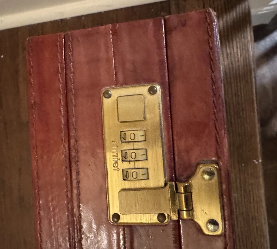 Maletín vintage de piel de anguila borgoña lateral duro Amiiet con forro de cuero con bloqueo combinado Foto 3 de 4