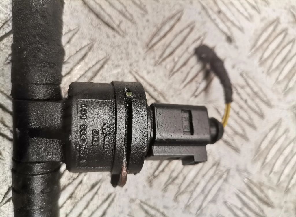 Volkswagen Touran I 2004 Diesel fuel rail line pipe 038906087  